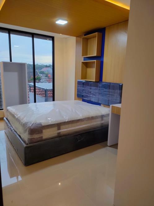 Bedroom set dengan tempat tidur, lemari, dan rak