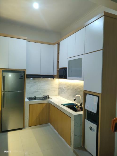 Kitchen set dengan kabinet putih dan motif kayu
