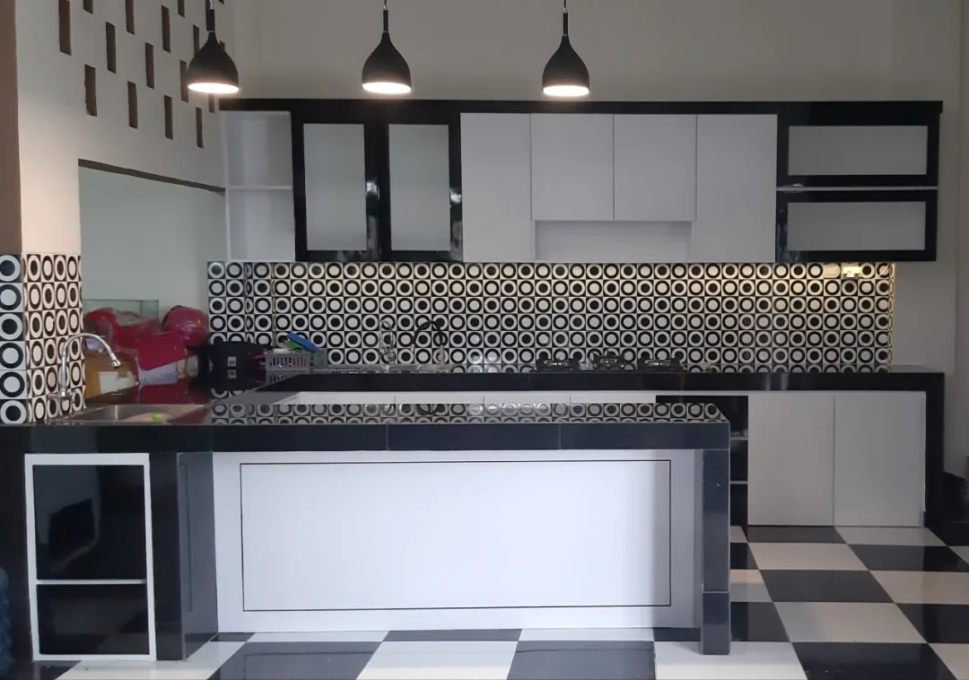 Kitchen set custom hitam putih hasil pekerjaan Yen Yen dengan kabinet atas dan meja bar