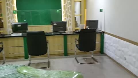 Meja rapat dan kursi dalam dokumentasi furniture kantor Yen Yen